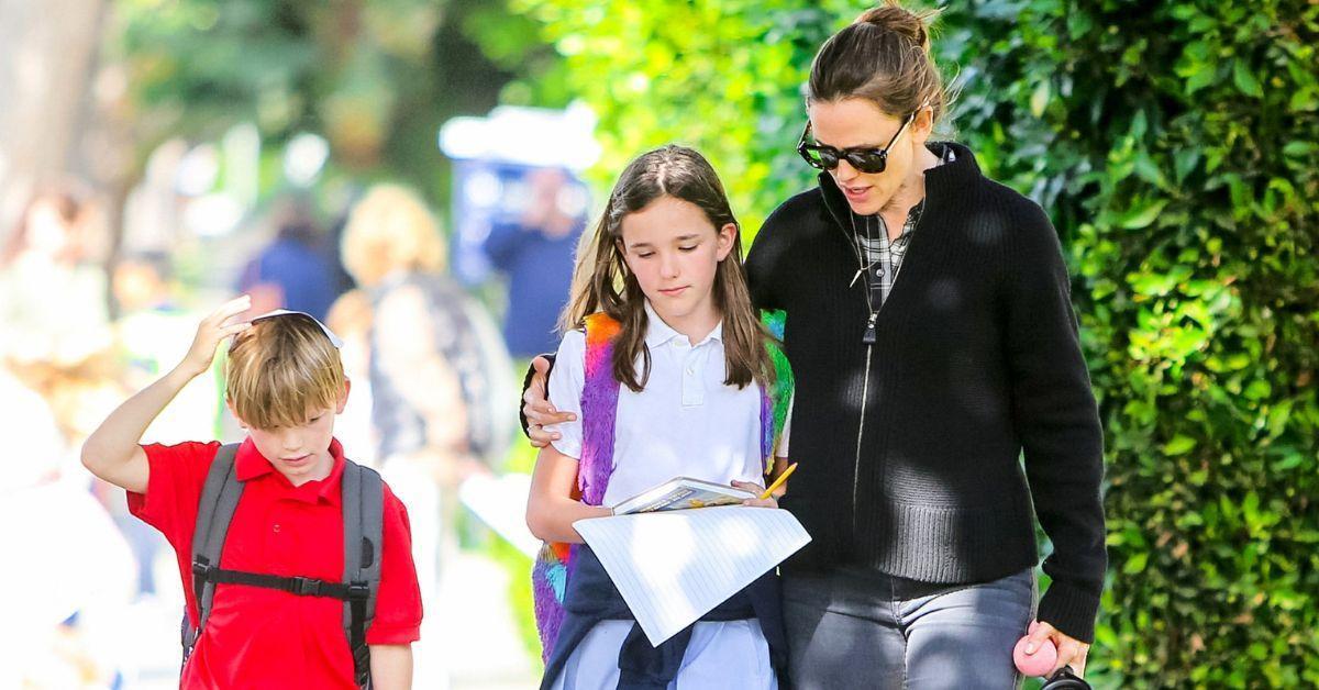 Jennifer Garner caminhando para casa com seus filhos Seraphina e Samuel