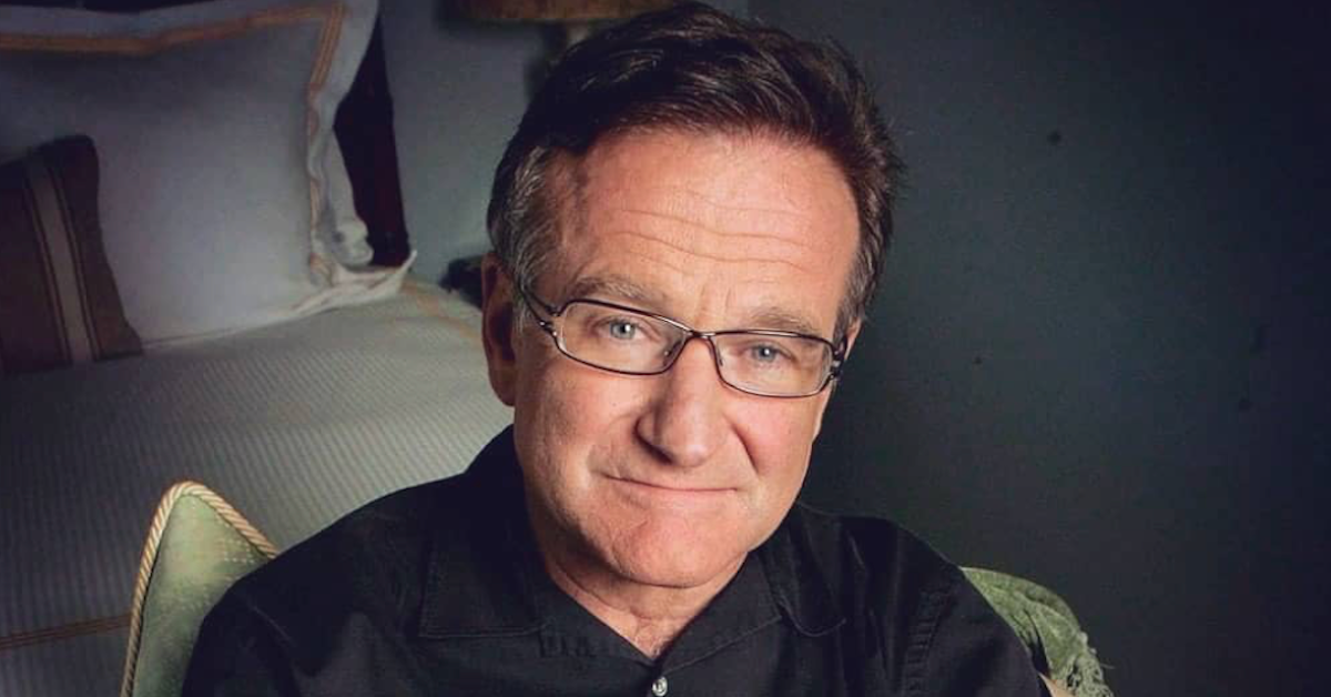 Ator Robin Williams com óculos de vidro