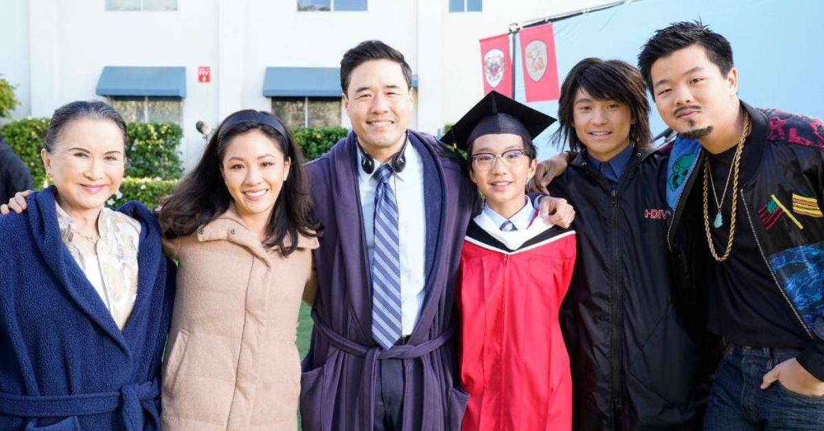 Fresh Off The Boat Elenco durante a graduação de Evan Huang em Harvard