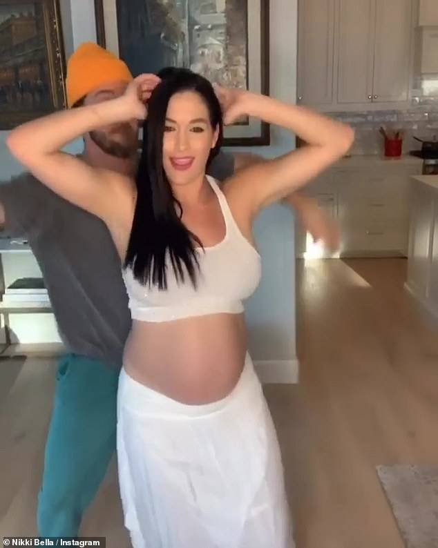 A Nikki Bella, muito grávida, tem movimentos de dança melhores do que você!