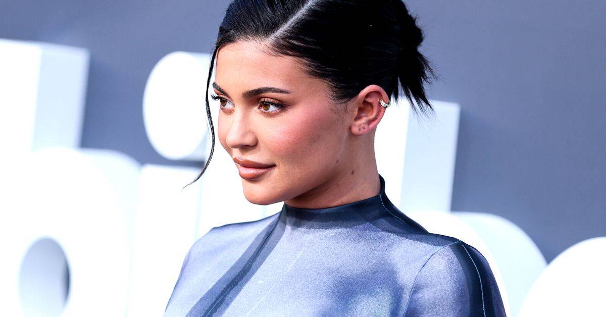 Kylie Jenner vestindo Balmain chega ao Billboard Music Awards 2022