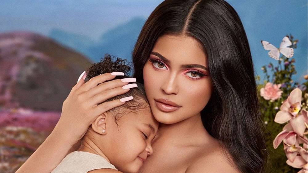 Kylie Jenner criticada depois de revelar que seu filho de 3 anos está trabalhando em uma nova 