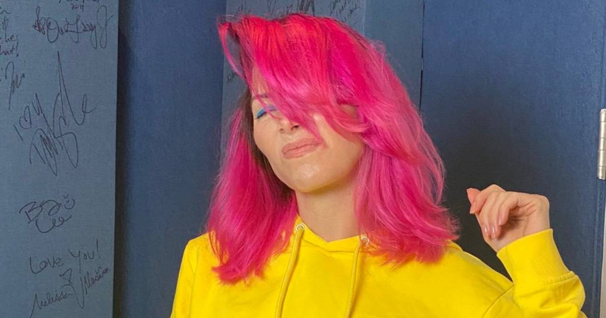Whitney Cummings revela seu novo penteado rosa no podcast do YouTube