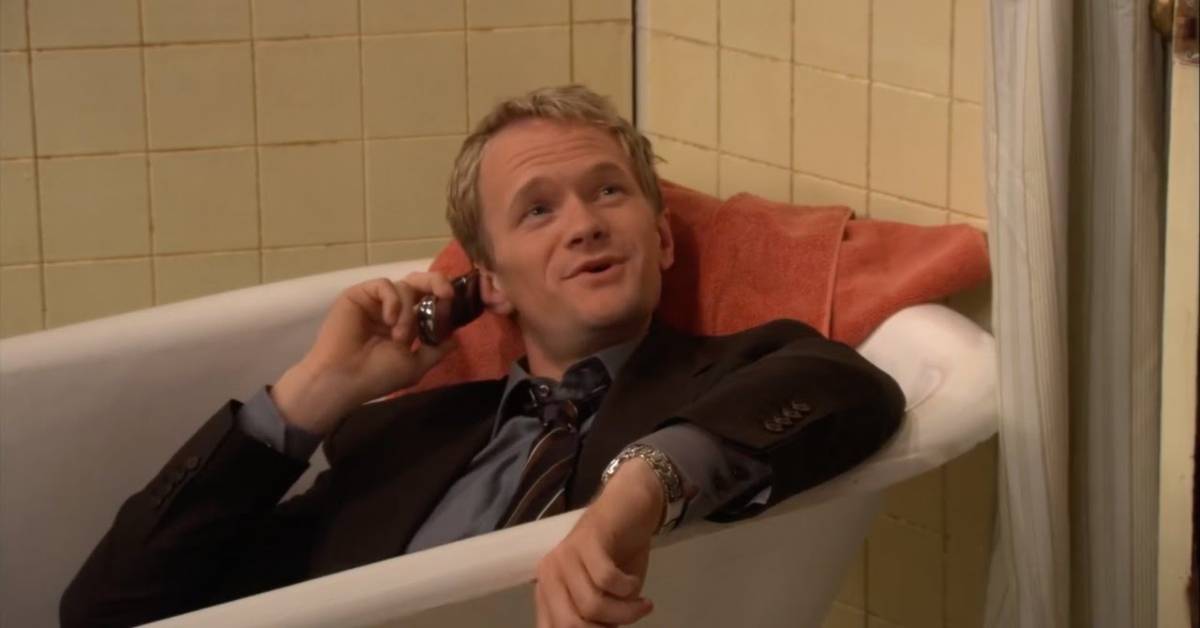 Neil Patrick Harris como Barney falando ao telefone em uma banheira em How I Met Your Mother