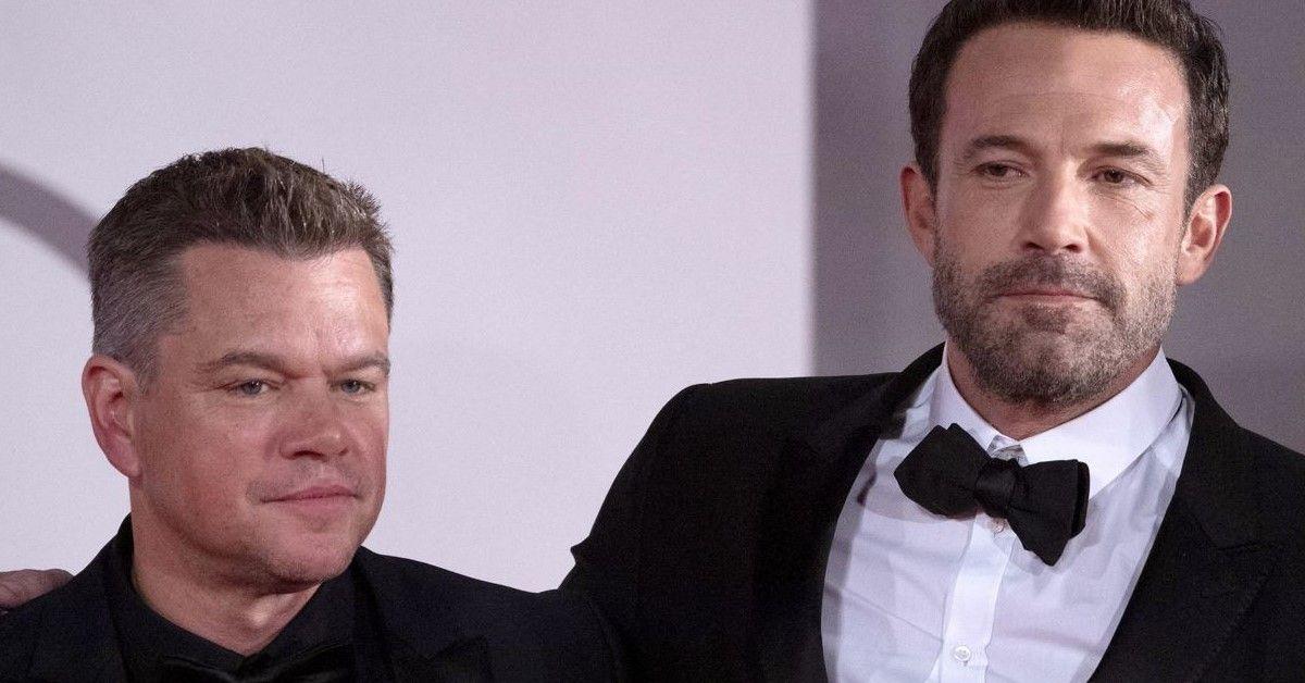 Matt Damon e Ben Affleck fotografados na estreia de O Último Duelo