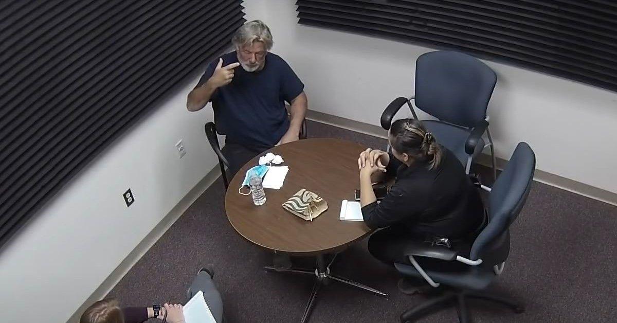 Alec Baldwin visto participando de uma entrevista com investigadores após o tiroteio no set de filmagem de Rust