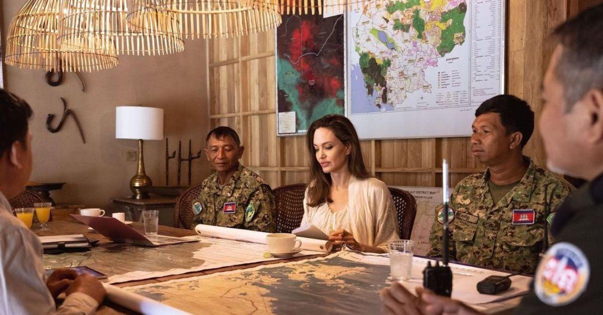 Angelina Jolie sentou-se com homens de uniforme