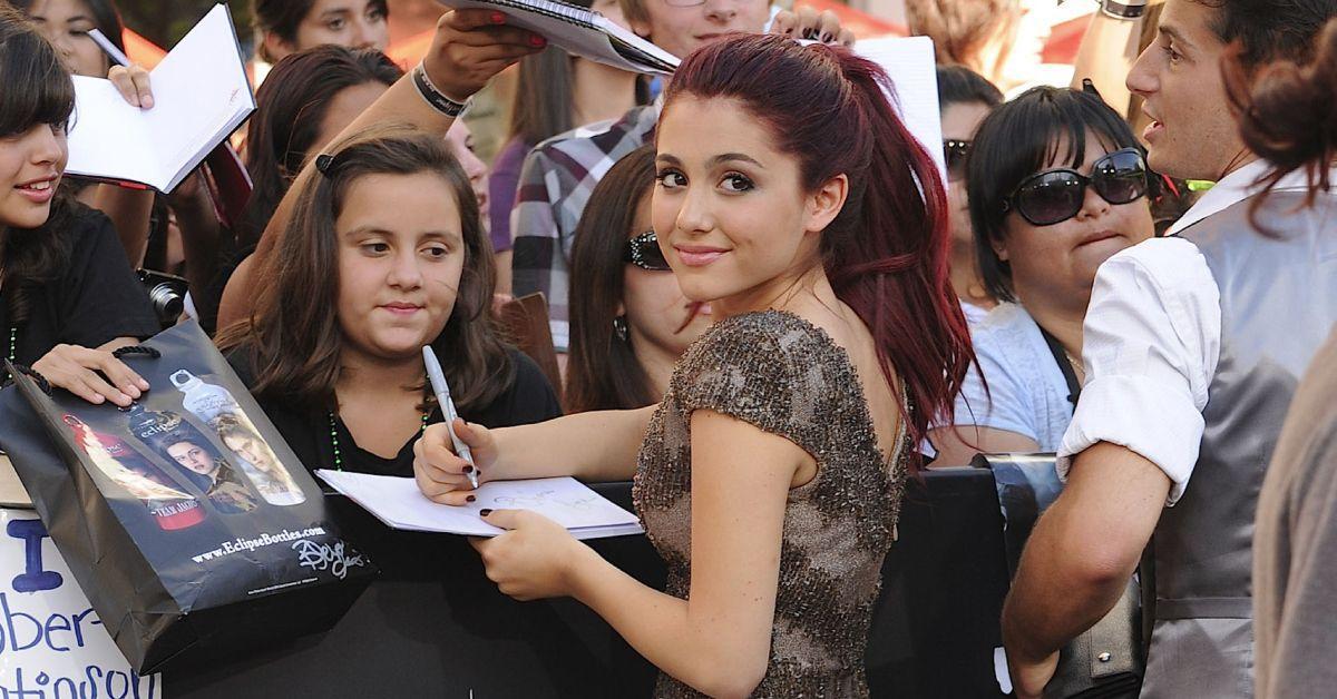 Ariana Grande dando autógrafos