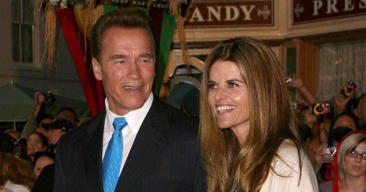 Arnold Schwarzenegger olhando para sua ex-esposa Maria Shriver