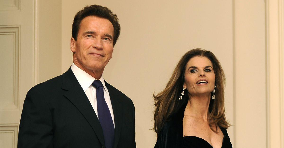 O governador da Califórnia, Arnold Schwarzenegger, e sua esposa, Maria Shriver, chegam à Casa Branca em Washington, DC em 22 de fevereiro de 2004
