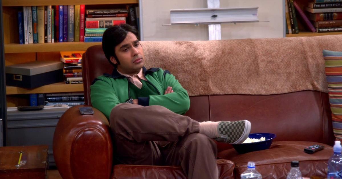 Uma foto de Kunal Nayyar em Big Bang Theory como seu personagem Raj sentado no sofá