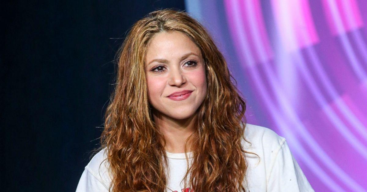 Shakira sorrindo em coletiva de imprensa