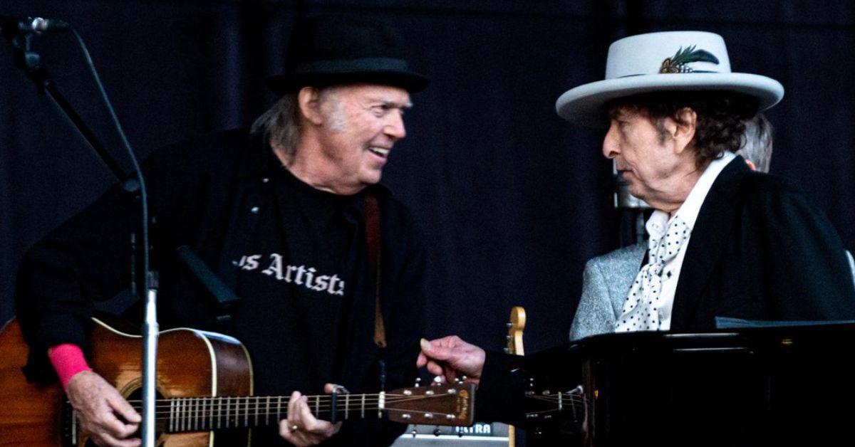 Bob Dylan e Neil Young se apresentando juntos em 2019