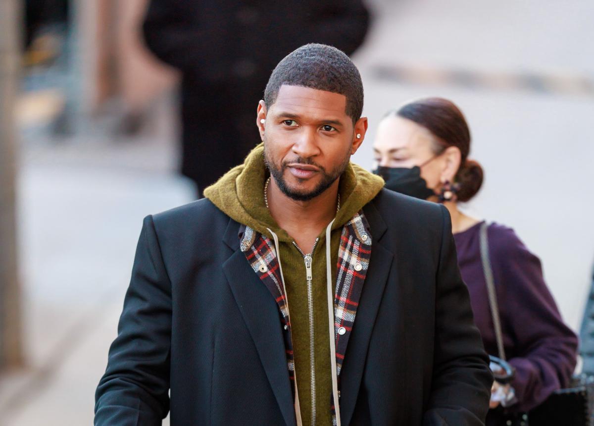 Usher participando de um talk show 2022