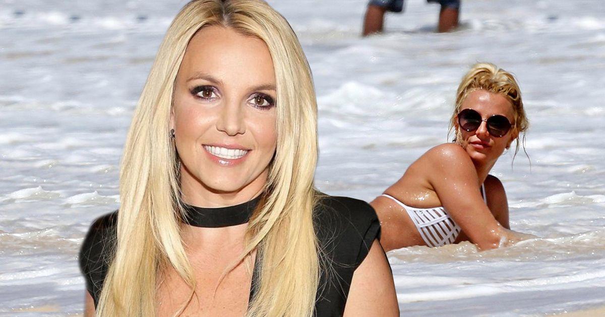 Britney Spears sorrindo em um top preto (centro), Britney Spears deitada na praia (atrás)