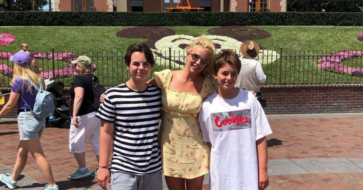 Britney Spears e seus filhos na Disneylândia