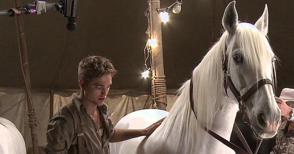 Robert Pattinson no set com um cavalo