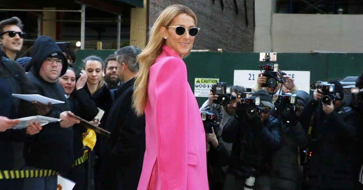 Celine Dion faz pose em um conjunto rosa enquanto sai para um show