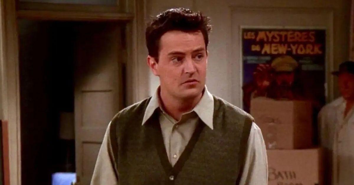 Matthew Perry usa um colete e uma camisa como Chandler Bing em Friends.