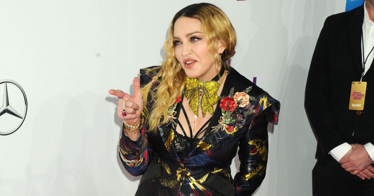 Madonna apontando