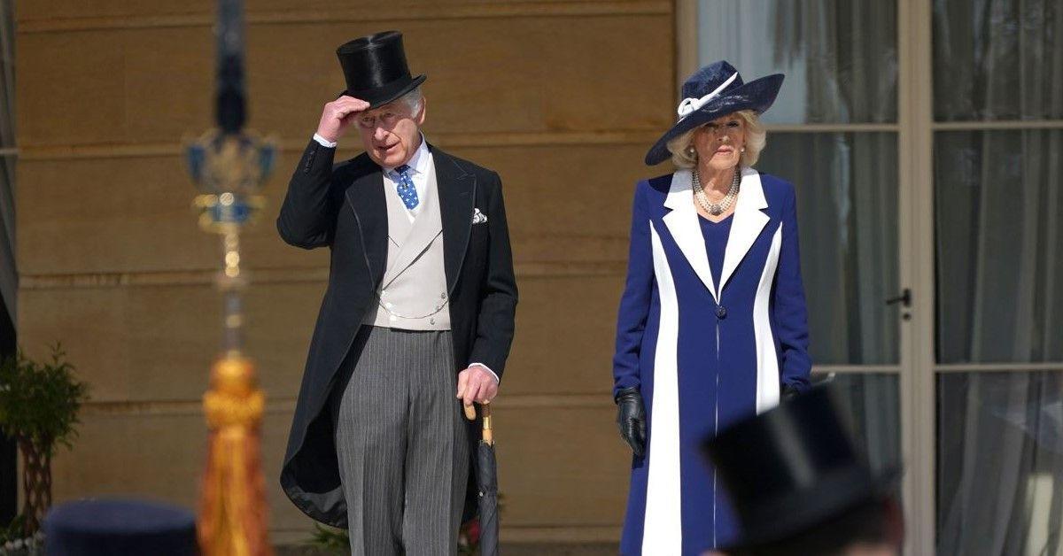 O rei Charles e a rainha Camilla fotografados participando de uma festa no jardim em comemoração à coroação