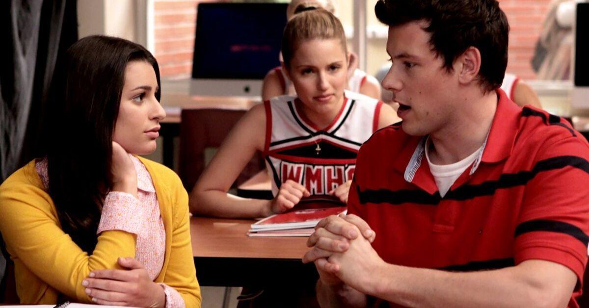 Rachel, Brittany e Finn em cena de Glee
