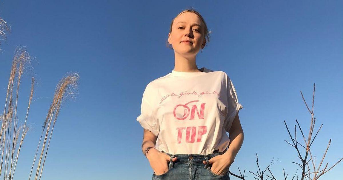 Dakota Fanning vestindo uma camiseta feminina de apoio