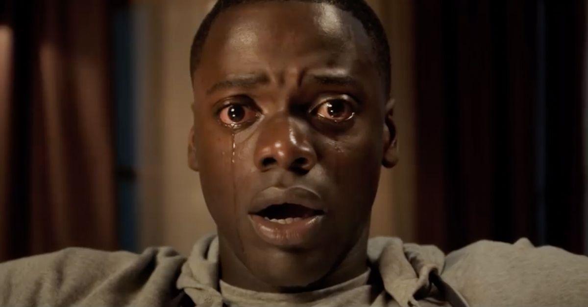 Daniel Kaluuya paralisado de medo e lágrimas escorrendo pelo rosto em Get Out.