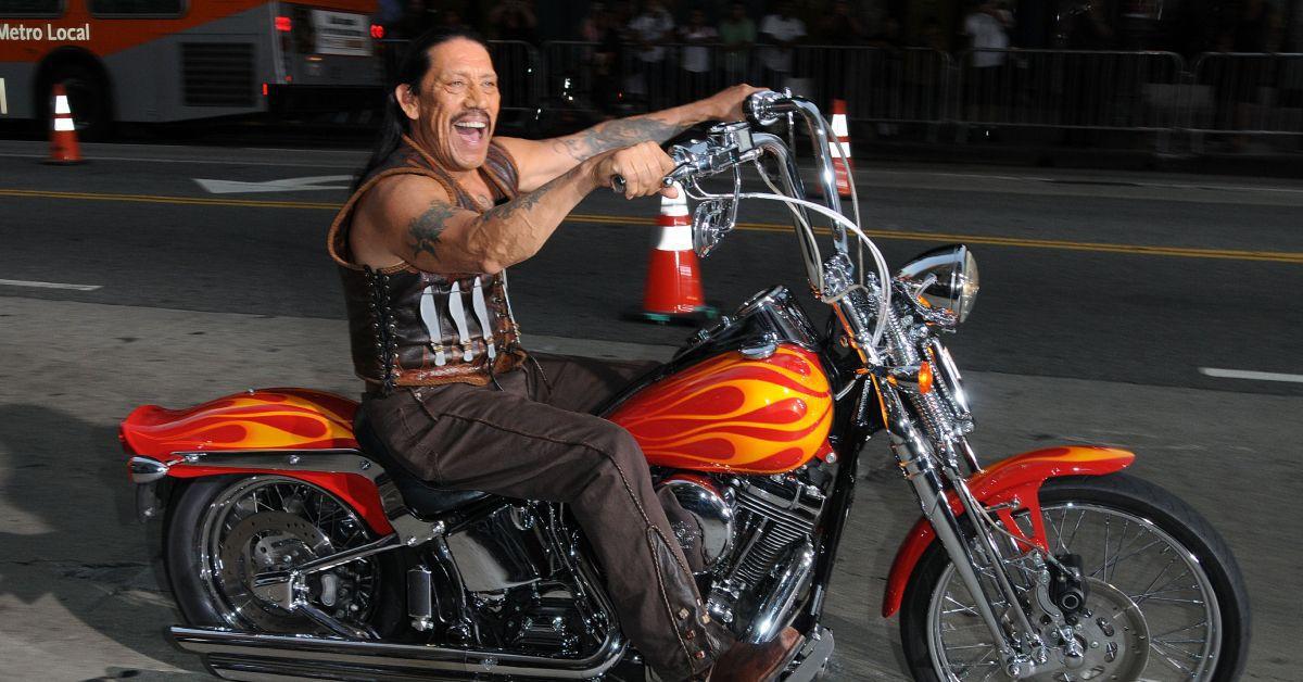 Danny Trejo andando de moto como seu personagem de Machete