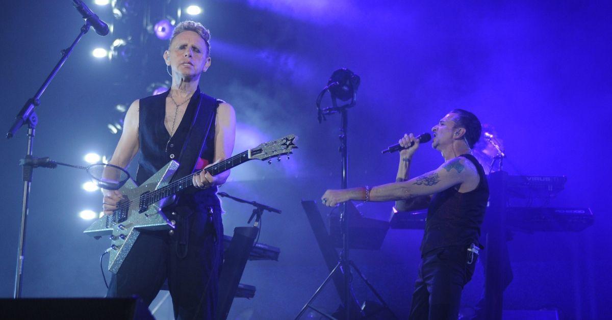 Martin Gore e Dave Gahan do Depeche Mode se apresentando