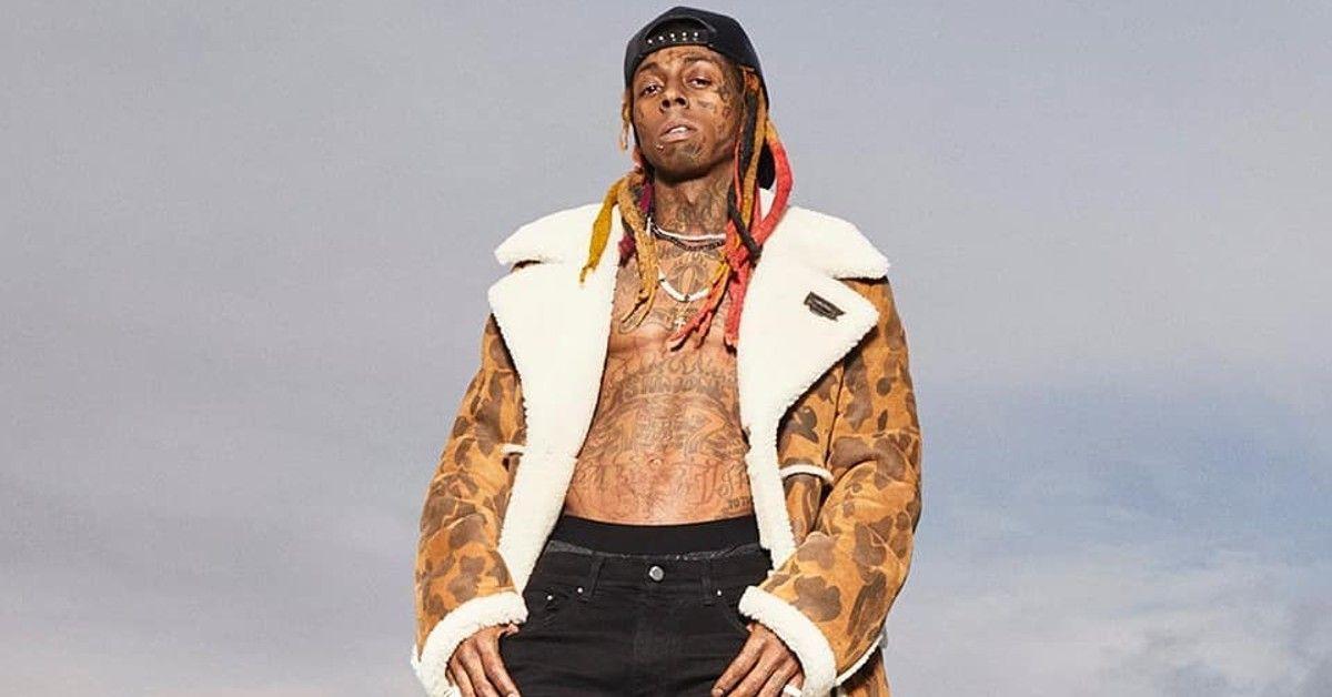 Lil Wayne sem camisa com uma expressão facial agressiva