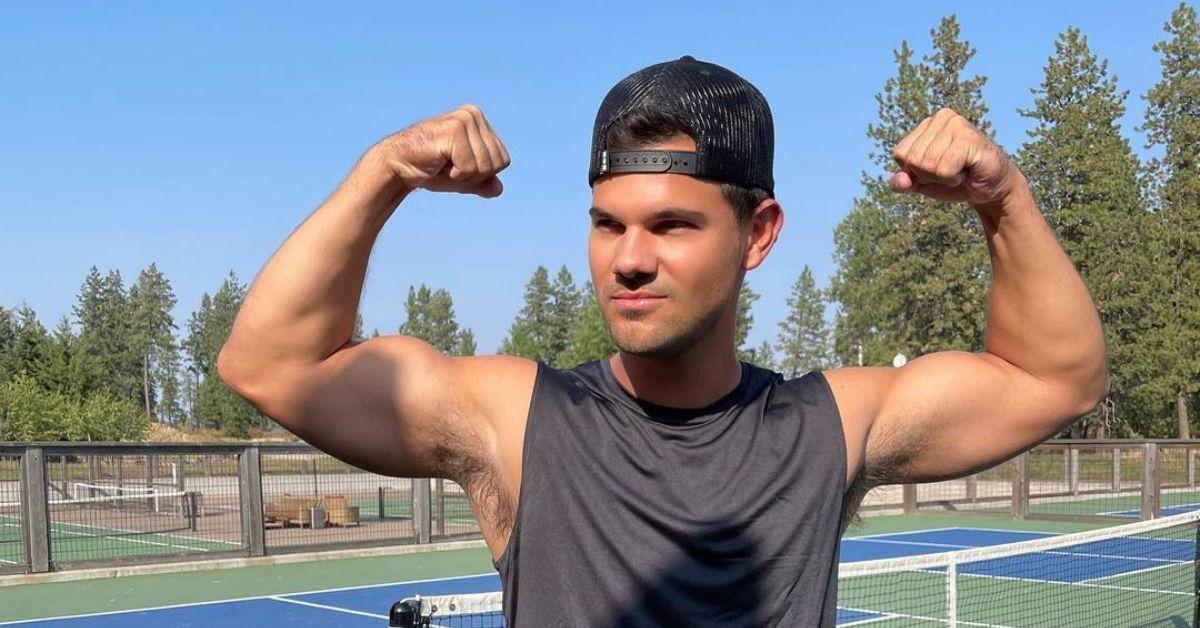 Taylor Lautner exibindo seus bíceps