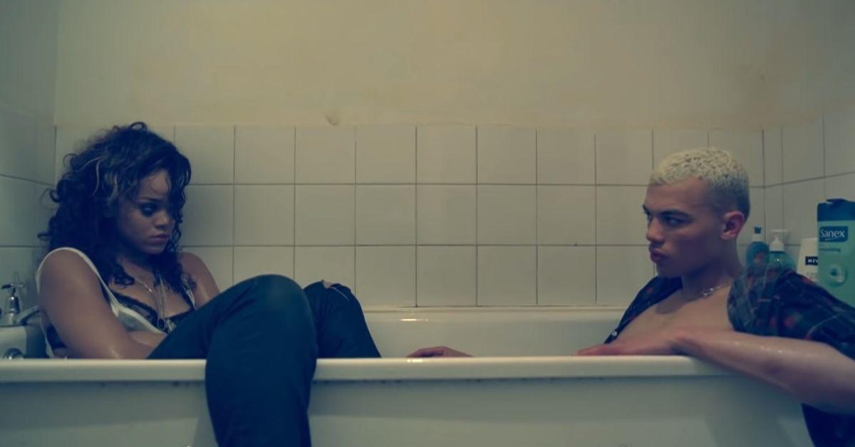 Rihanna e a modelo Dudley O Shaugnessy sentam-se em lados opostos de uma banheira e se encaram