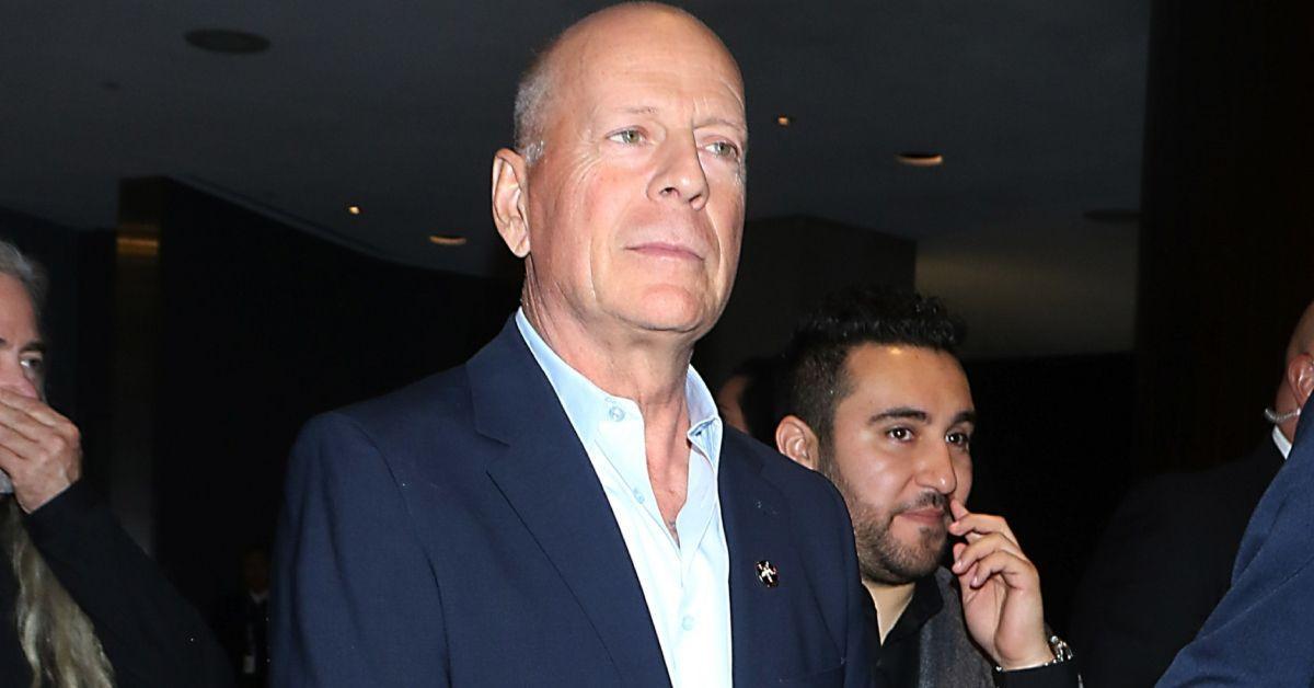Bruce Willis parece sério