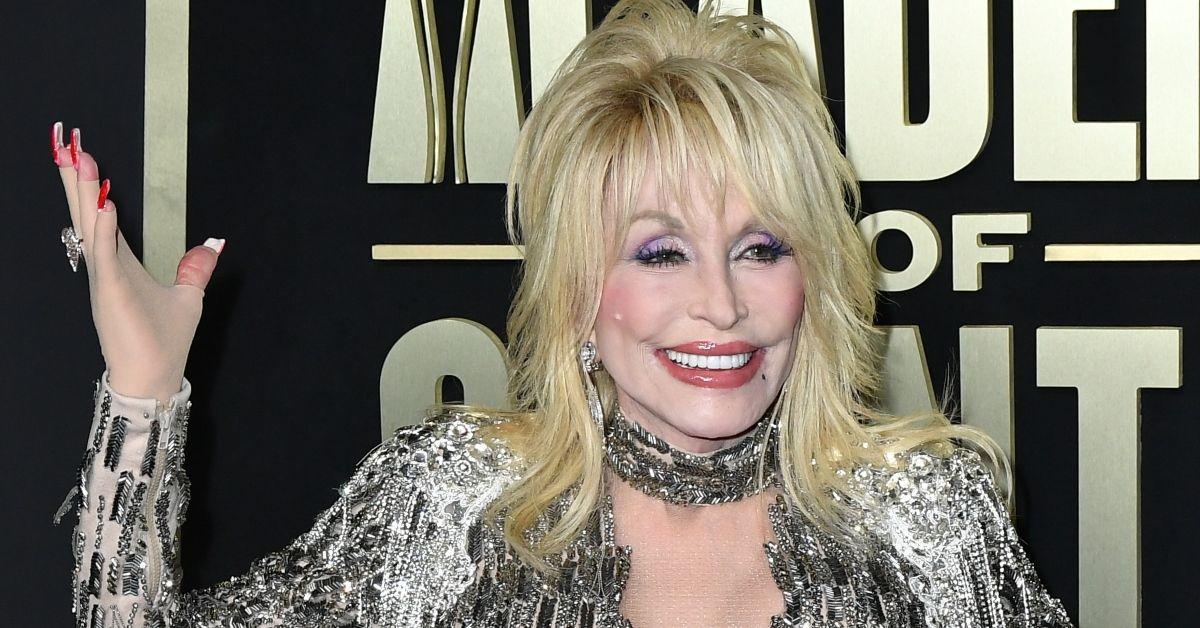 Dolly Parton brilhando enquanto participava da cerimônia de premiação