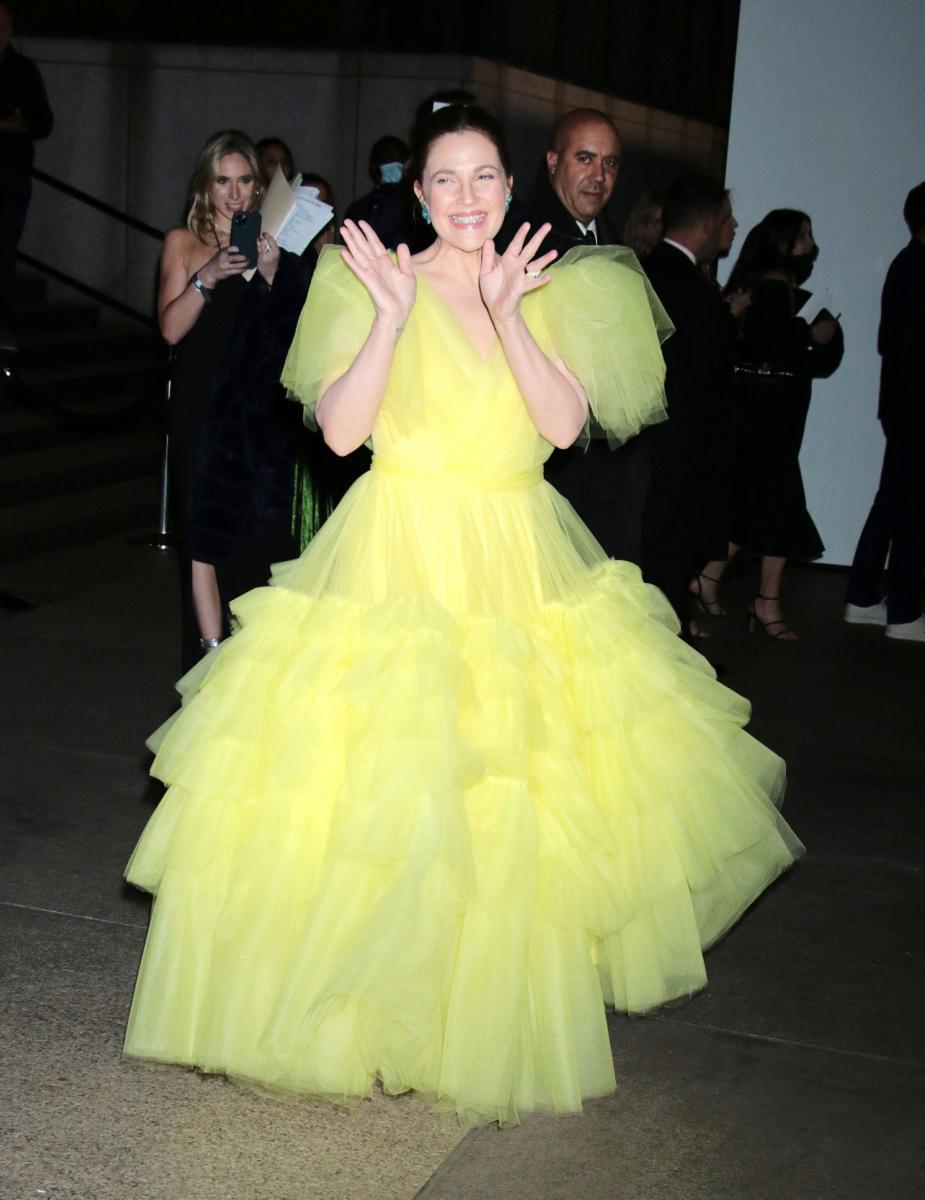 Drew Barrymore em um vestido amarelo