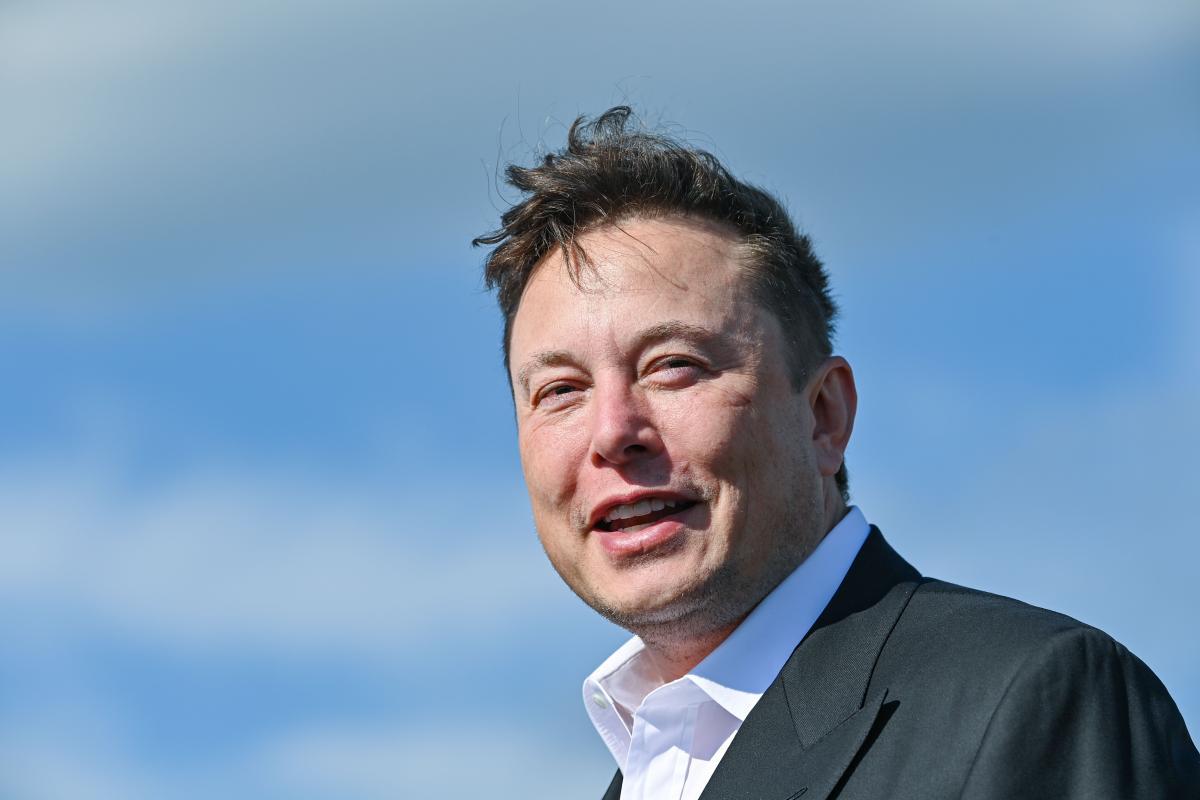 Elon Musk em um terno preto