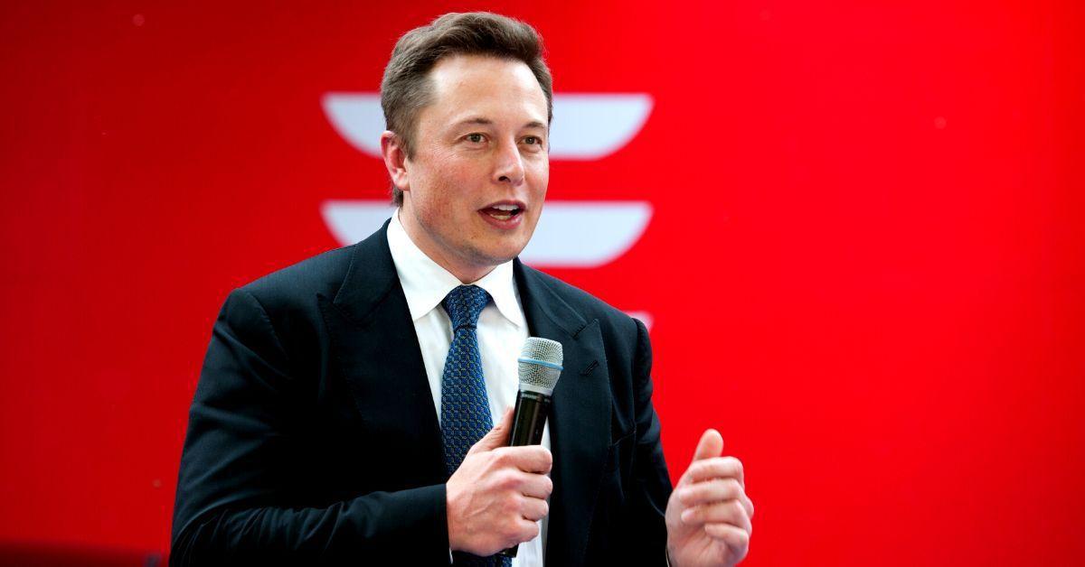 Elon Musk fala na cerimônia de entrega do Tesla Model S