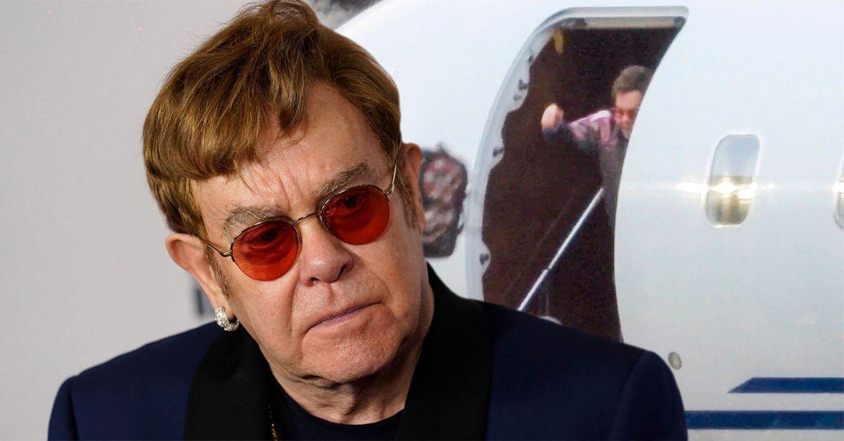 Elton John franzindo a testa em um terno azul-marinho e óculos vermelhos (frente), Elton John saindo de um avião (atrás)