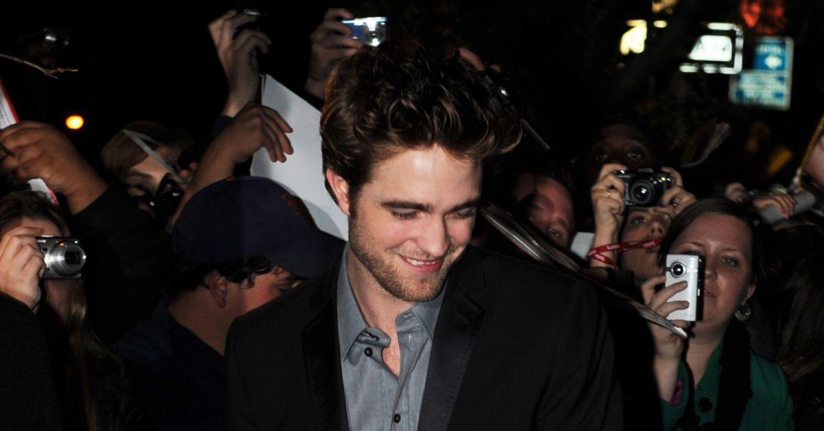Robert Pattinson no meio dos fãs