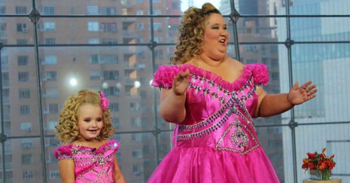 Honey Boo Boo e Mama June em vestidos de concurso