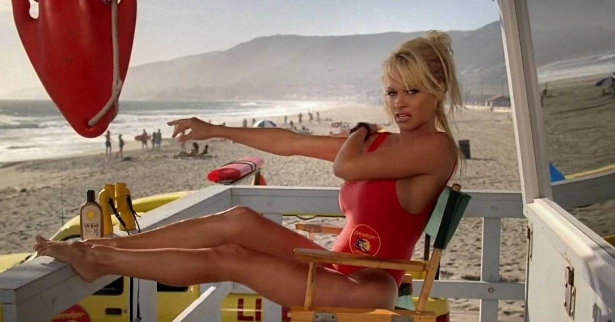 Pamela Anderson vestindo seu maiô Baywatch na torre de salva-vidas