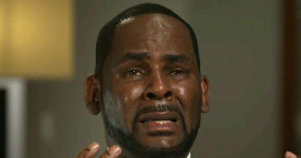 close-up da imagem de R. Kelly chorando com lágrimas escorrendo pelo rosto