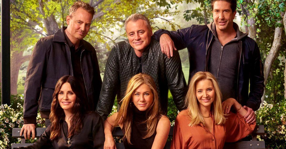 Sessão de fotos do Friends Reunion mostrando Jennifer Aniston, David Schwimmer, Lisa Kudrow, Matt LeBlanc, Matthew Perry e Courtney Cox