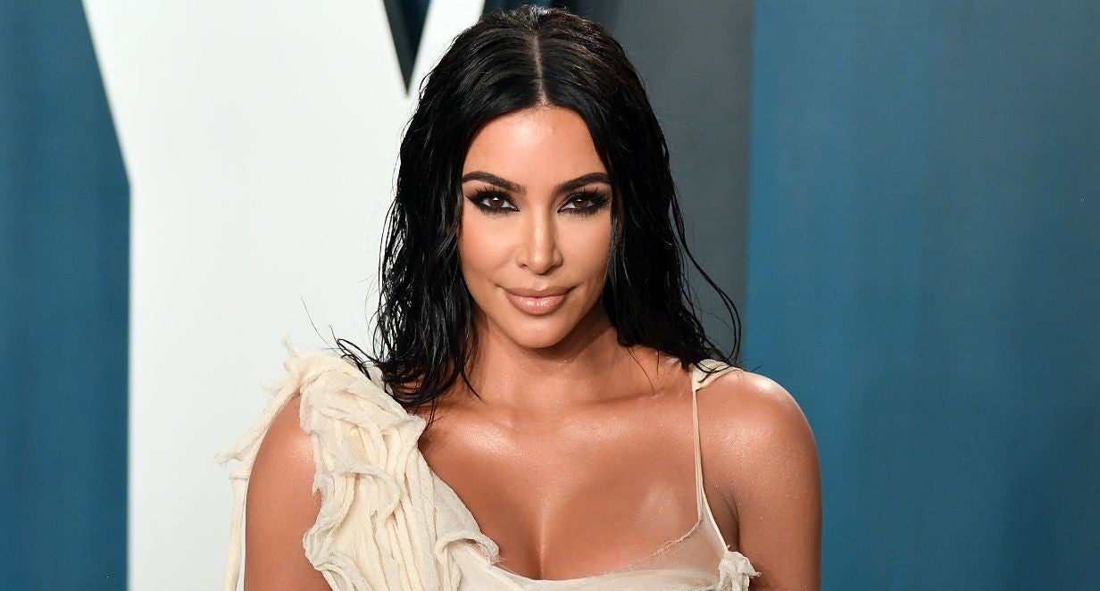 Kim Kardashian admite pular chuveiros, enquanto Kylie expõe suas raízes
