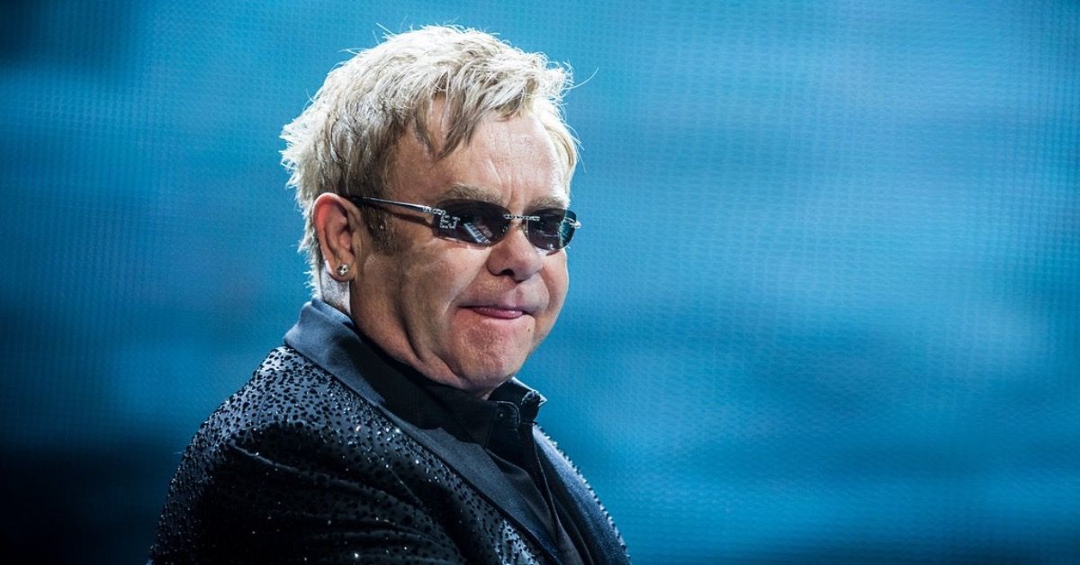 Fãs se preocupam com Elton John depois que ele adia a turnê de despedida devido ao fato de estar em ‘dor considerável’