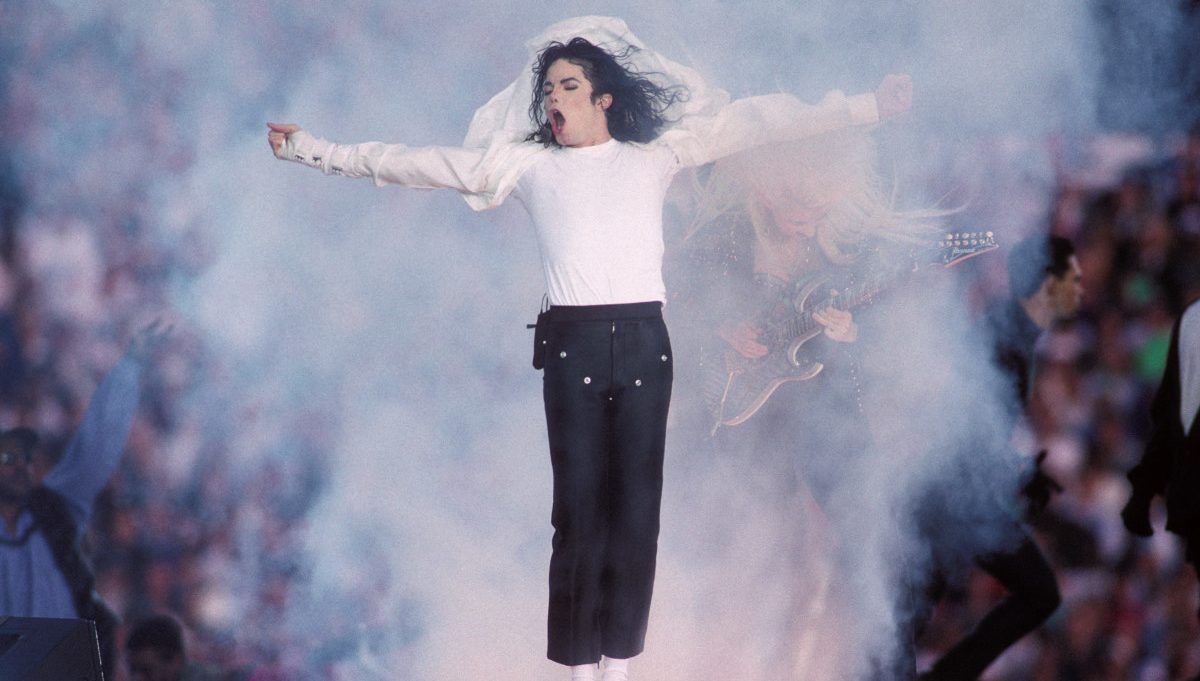 A verdadeira razão pela qual Michael Jackson mudou completamente o show do intervalo do Super Bowl