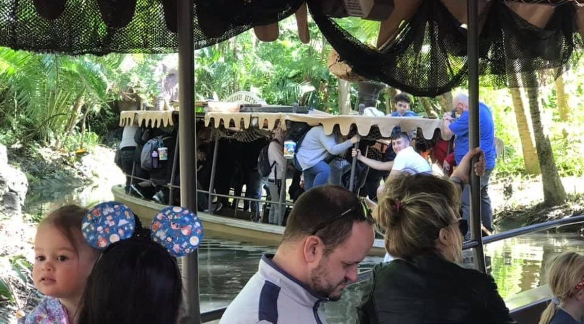 O barco de cruzeiro Disney Jungle acaba de afundar – com pessoas a bordo