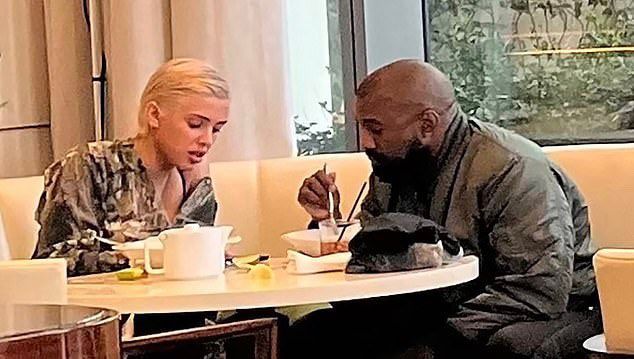 Qual é a reação de Kim Kardashian à nova esposa de Kanye West?