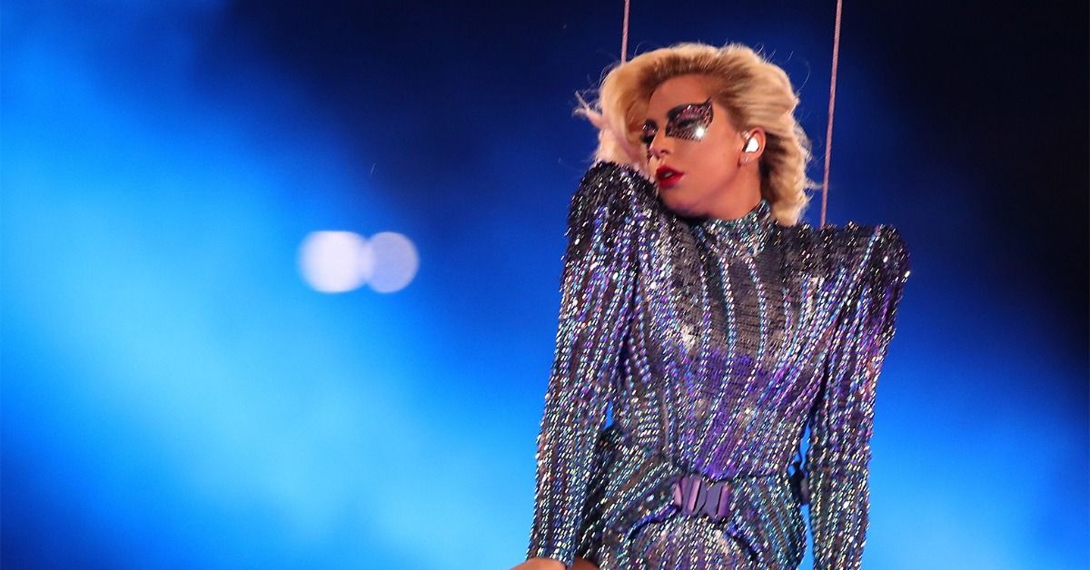 Lady Gaga Roots For The Weeknd Durante o Super Bowl, Enquanto Pendura Com Seus Besties Em Quarentena